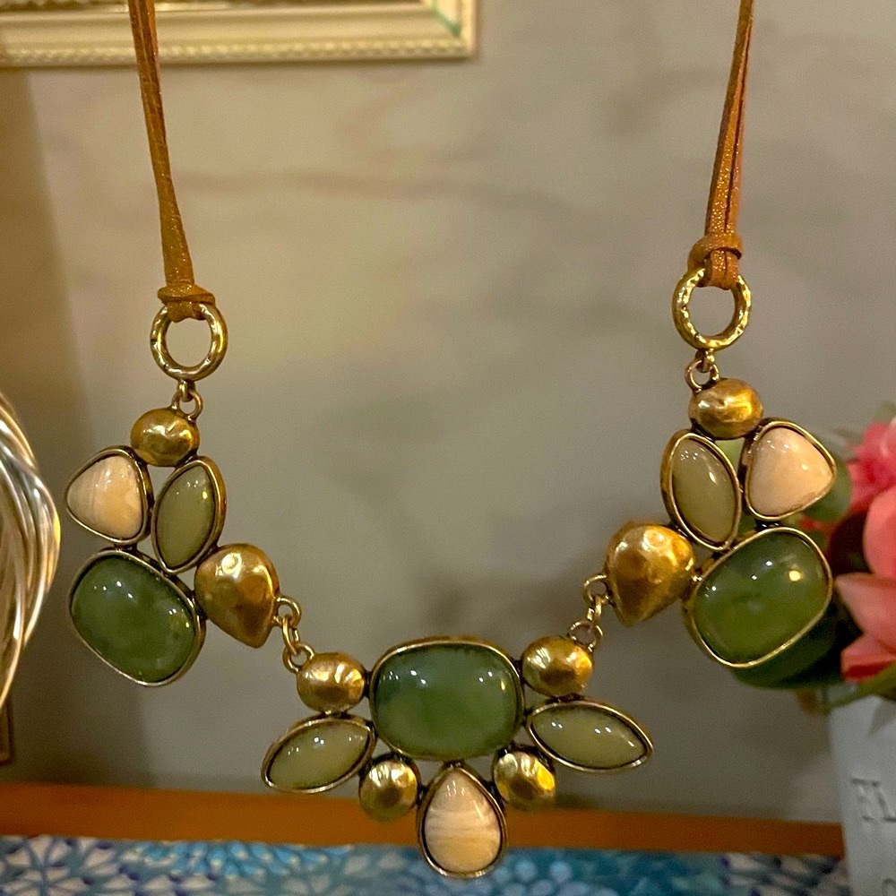 Beautiful necklace. Looks lovely for any occasion. EUC